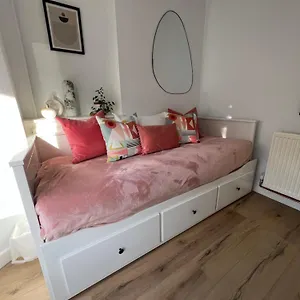 2025 Award Winner Peach House - 4 Bedrooms Holiday home